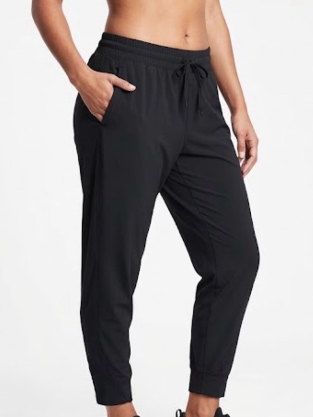GAPFit women’s performance joggers in true black